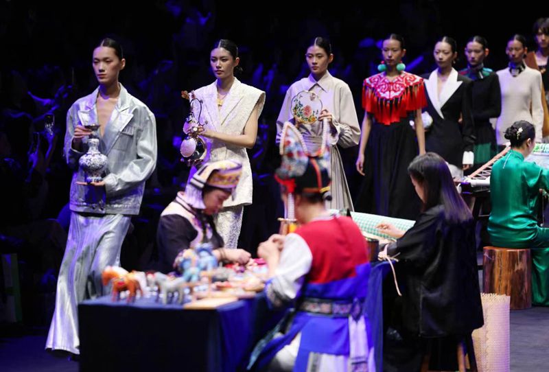 &ldquo;中国手艺&rdquo;主题大秀亮相北京时装周