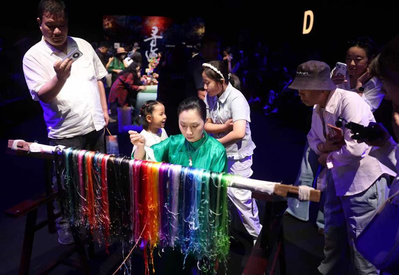 &ldquo;中国手艺&rdquo;主题大秀亮相北京时装周