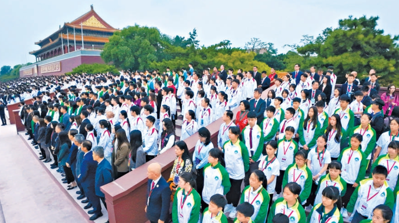 千名港澳学子天安门观升旗：“要更努力地学习，为祖国出一份力”