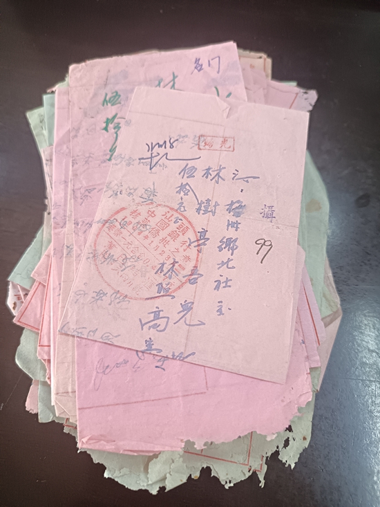 2026年9月10日上午，汕头市民最新捐赠的37封&ldquo;侨批&rdquo;。汕头市侨批文物馆供图