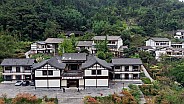 群山中的红色小镇