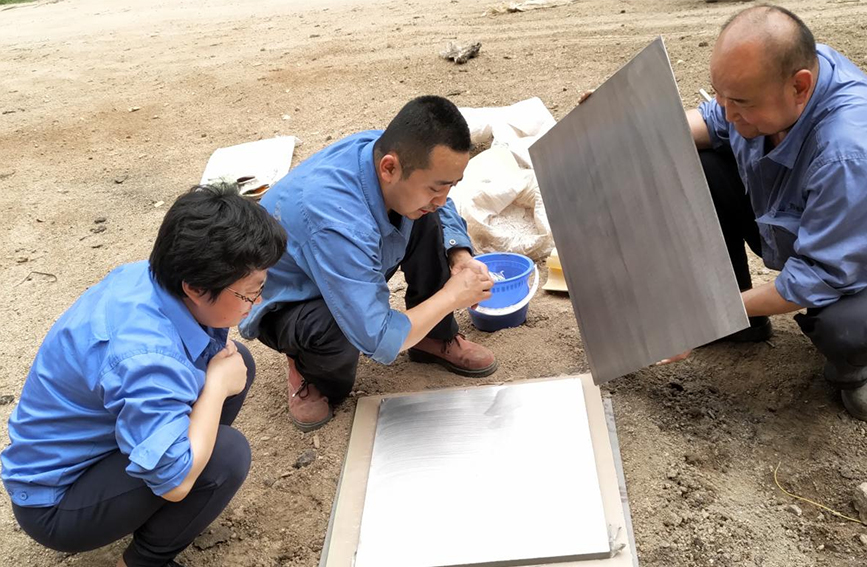 西安石油大学教授赵惠（左一）正在帮助企业开展新产品试制。受访者供图