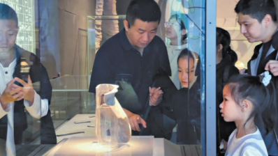 考古博物馆假期迎“寻宝”热