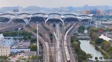 平均54秒一趟车 国庆高铁织就流动消费图景