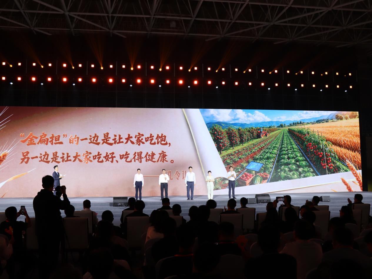 山东农业大学五位教授化身&ldquo;农产品设计师&rdquo;登台。主办方供图