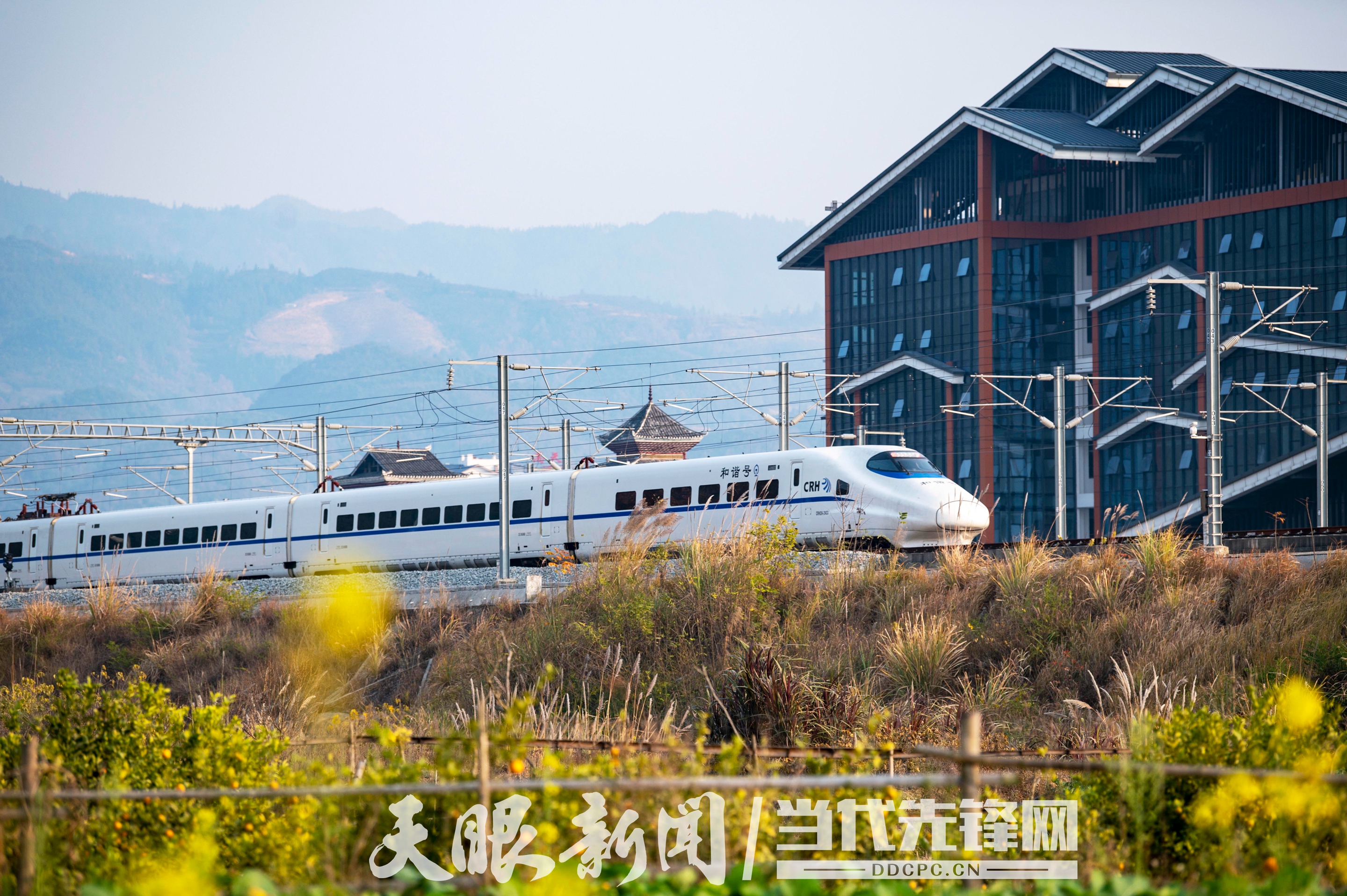 列车组在贵广高铁从江段行驶。吴德军 摄.jpg
