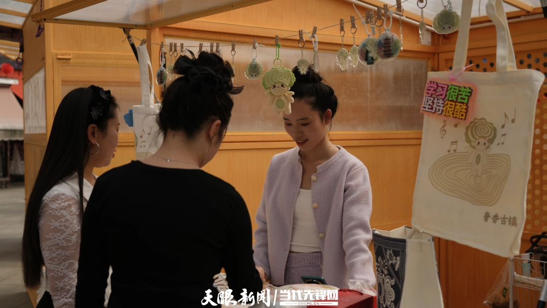 dD0xNzkxODk3OTYwX3I9NTQwN2EyMjZfdz0xMDgwX3E9MTAwX2U9anBn.webp 周慈先正在给客人介绍自己的产品。陈祖嘉 摄.jpg