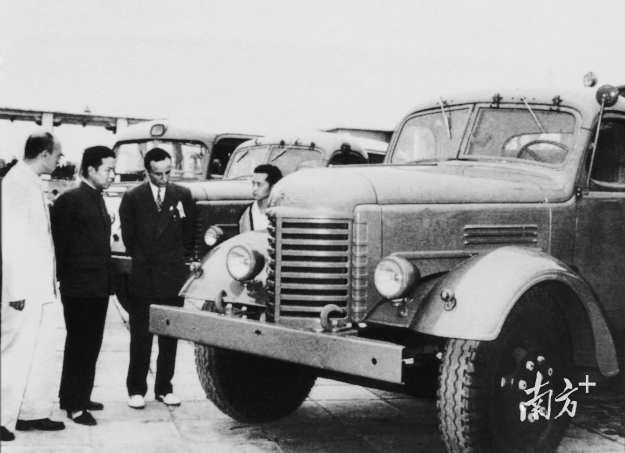 1957年第2届广交会上，解放牌汽车第一次出口。资料图片