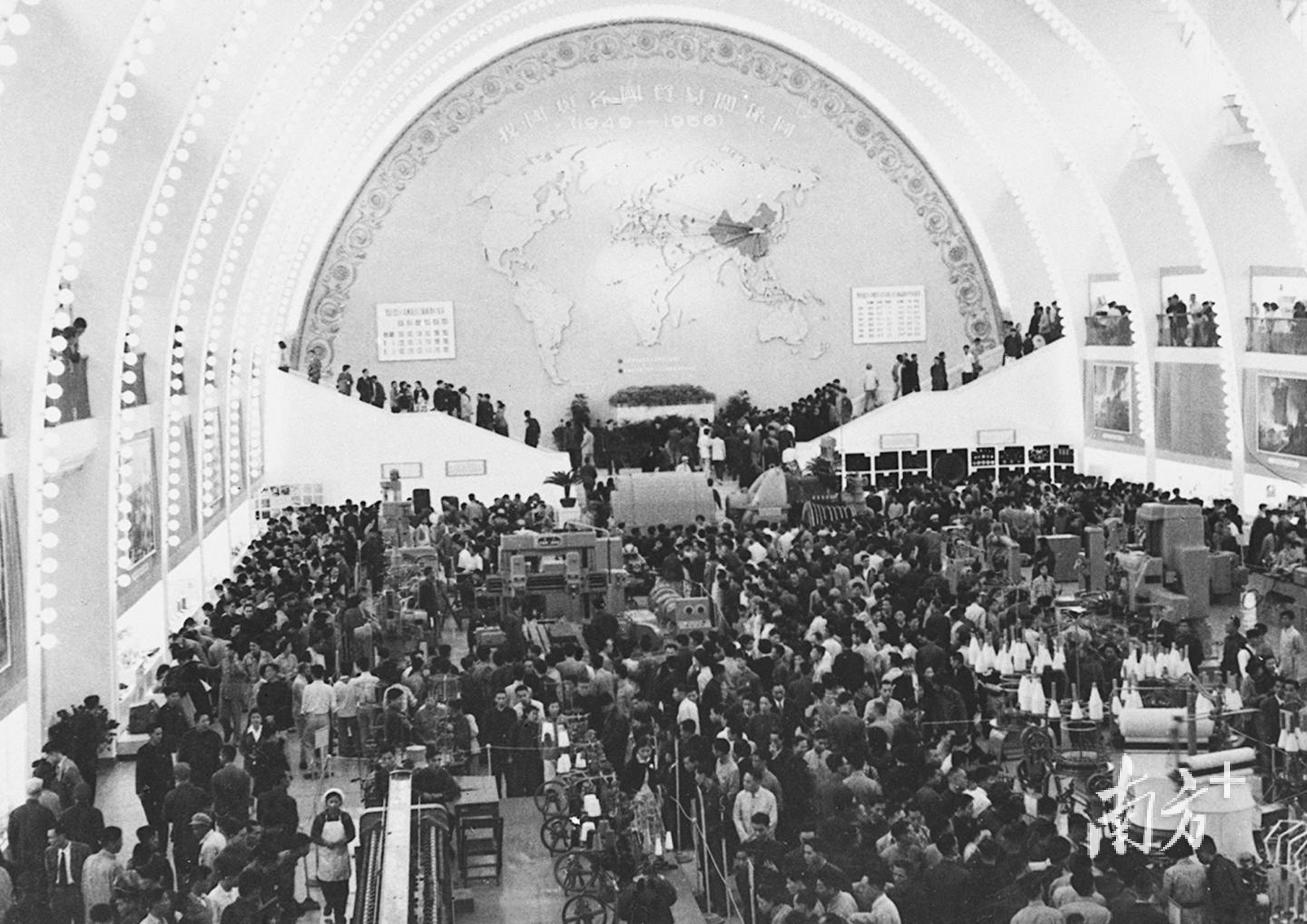 1957年首届广交会工业品馆盛况。资料图片