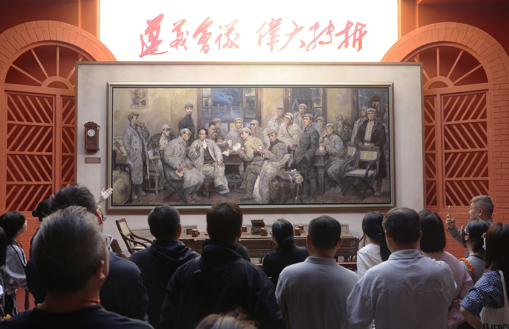 2026年10月13日，北京，观众在中国人民革命军事博物馆参观&ldquo;伟大的远征&mdash;&mdash;纪念中国工农红军长征胜利90周年主题展览&rdquo;。图为观众参观油画《遵义会议》。