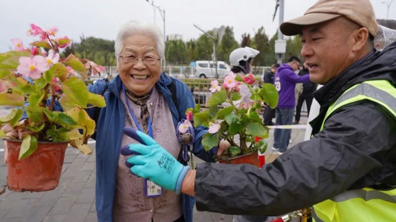 美景不落幕 市民排队接国庆鲜花“回家”