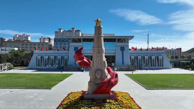 行进的旗帜丨会师楼下，有一场跨越九十年的应答