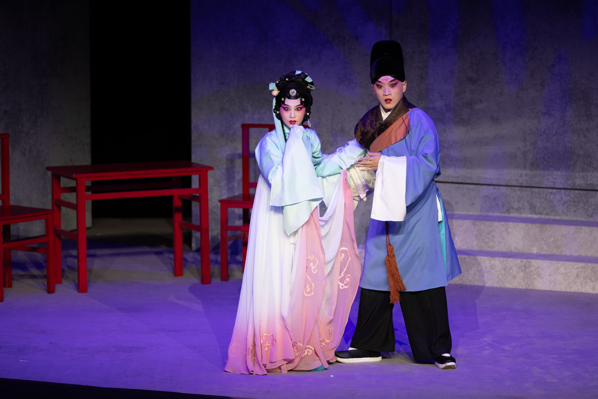 图6:《折臂》剧照(左起:林娜饰演妻子,吴佳磊饰演青年郑元兴)